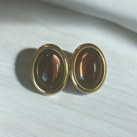 Vintage-Inspired Oval Stud Earrings – Brown Cat’s Eye Look | Gold-Tone Setting - Picture 3 of 5